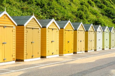 Sahilde, yazlık evler, renkli kapıya evleri renkli s