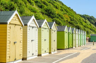 Sahilde, yazlık evler, renkli kapıya evleri renkli s