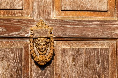 Kapı tokmağı pirinç bir el, güzel entran şeklinde