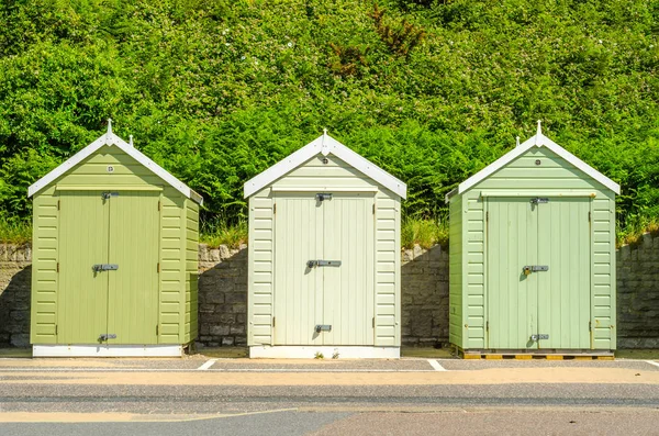 Case colorate sulla spiaggia, porta colorata per cottage estivi, s — Foto Stock