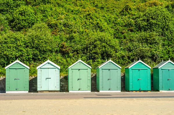 Casas coloridas na praia, porta colorida para casas de verão, s — Fotografia de Stock