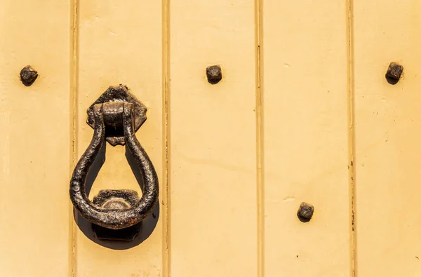 Tür mit Messingklopfer in Form einer Hand, schöne Entran — Stockfoto