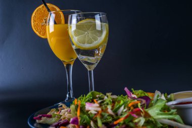 Tavuk göğsü marul mix ve iki soslar, mavi plaka ile kızartma