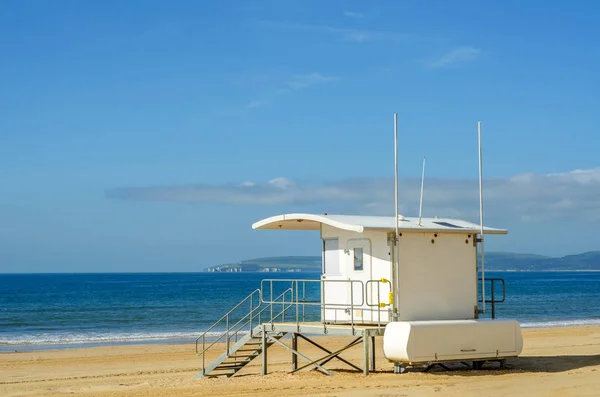 Bílá záchranné boudy na písečné pláži, bezpečné relaxovat u moře, být — Stock fotografie