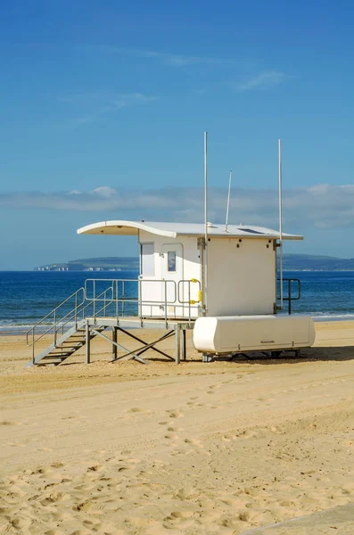 Cabane de sauvetage blanche sur une plage de sable, détente en toute sécurité au bord de l'océan, un be — Photo