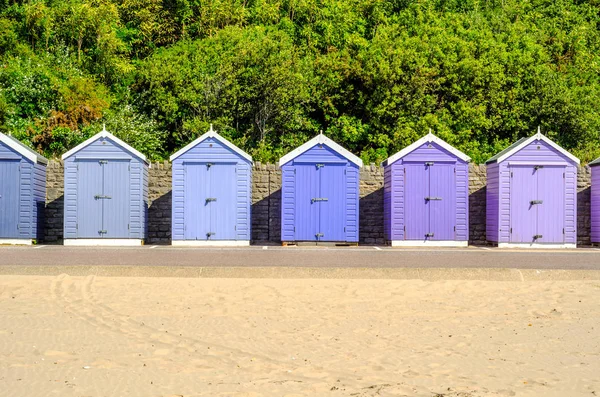 Kolorowe domy na plaży, kolorowe drzwi do altany, s — Zdjęcie stockowe