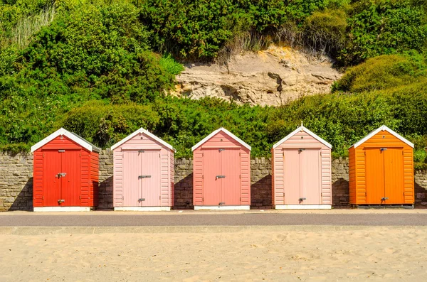 Színes házak a tengerparton, a színes ajtó nyári házikók, s — Stock Fotó