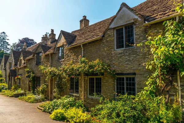 Vieille ville anglaise et beaux bâtiments en pierre, vieille rue, hist — Photo