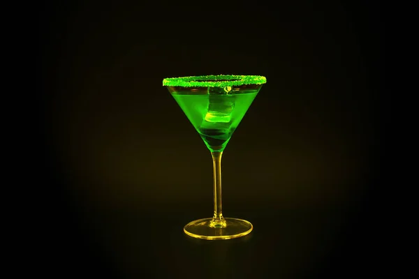 Värikäs juoma cocktail lasi, jossa jääkuutiot, kesäjuoma — kuvapankkivalokuva