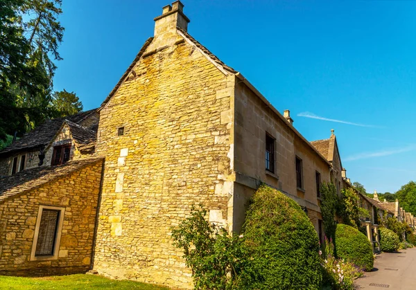 Vieille ville anglaise et beaux bâtiments en pierre, vieille rue, hist — Photo