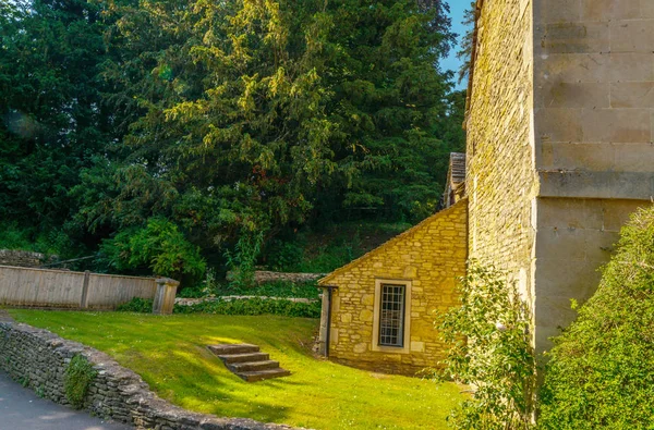 Vieille ville anglaise et beaux bâtiments en pierre, vieille rue, hist — Photo