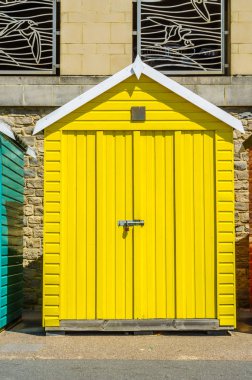 Sahilde, yazlık evler, deniz renkli kapı sarı ev