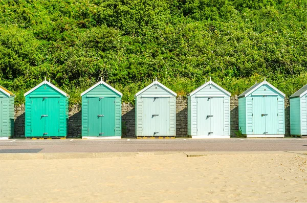 Casas coloridas na praia, porta colorida para casas de verão, s — Fotografia de Stock