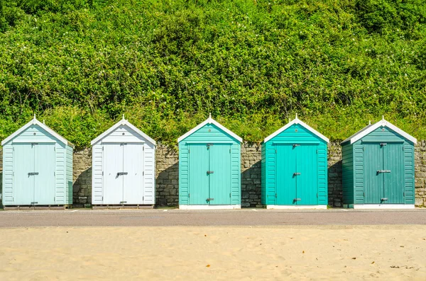 Barevné domy na pláži, barevné dveře do chaty, s — Stock fotografie