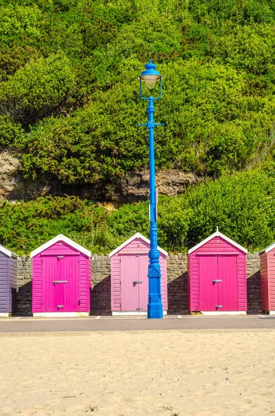 Case colorate sulla spiaggia, porta colorata per cottage estivi, s — Foto Stock