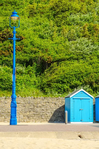 Farbige Häuser am Strand, farbenfrohe Tür zu Ferienhäusern, s — Stockfoto