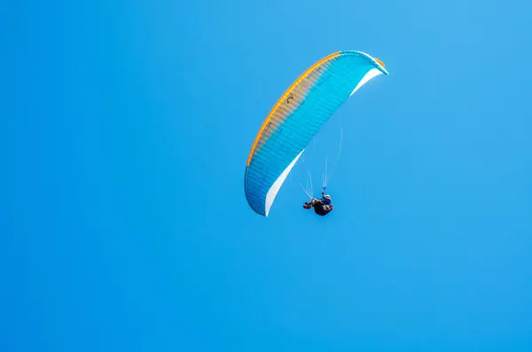 Parapente volando en el cielo, tiempo libre dedicado activamente, wonderfu —  Fotos de Stock