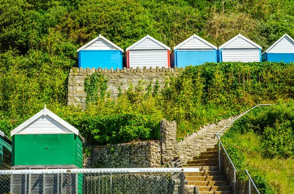 Casas de colores en la playa, puerta colorida a cabañas de verano, s — Foto de Stock