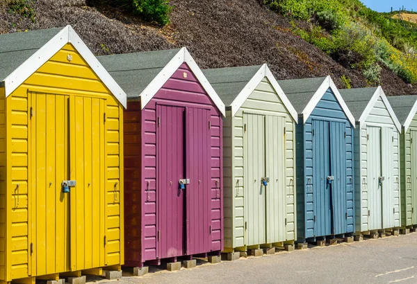 Case colorate sulla spiaggia, porta colorata per cottage estivi, s — Foto Stock