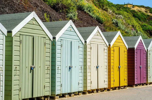 Case colorate sulla spiaggia, porta colorata per cottage estivi, s — Foto Stock