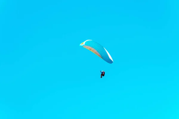 Parapente volant dans le ciel, temps libre passé activement, Wonderfu — Photo