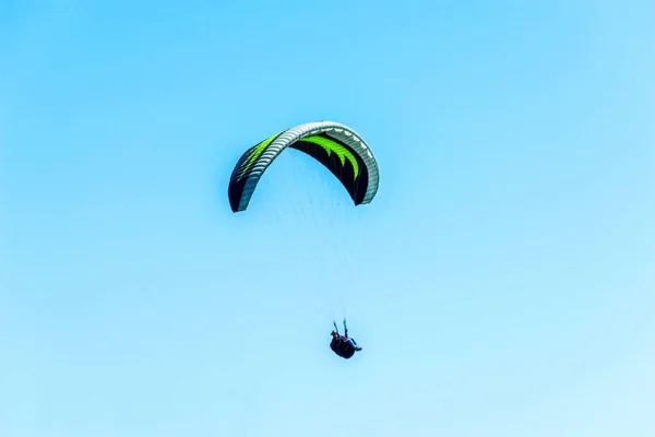 Parapente volando en el cielo, tiempo libre dedicado activamente, wonderfu —  Fotos de Stock