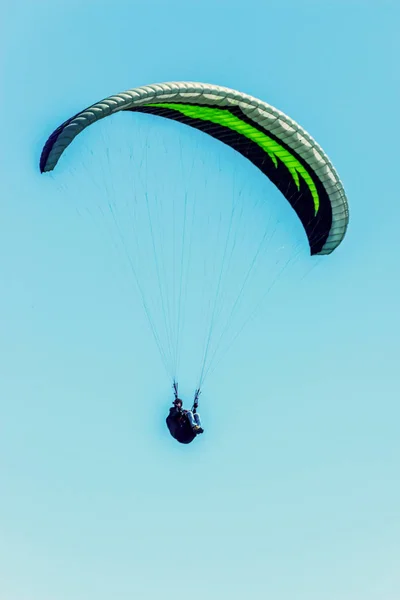 Gleitschirmfliegen am Himmel, aktiv verbrachte Freizeit, — Stockfoto