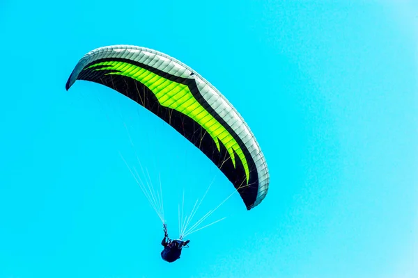 Parapente voando no céu, tempo livre gasto ativamente, wonderfu — Fotografia de Stock