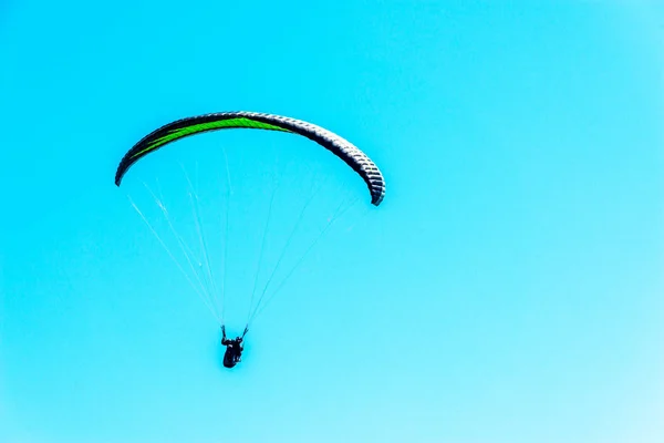 Parapente volando en el cielo, tiempo libre dedicado activamente, wonderfu — Foto de Stock