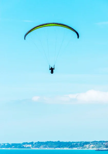 Gleitschirmfliegen am Himmel, aktiv verbrachte Freizeit, — Stockfoto