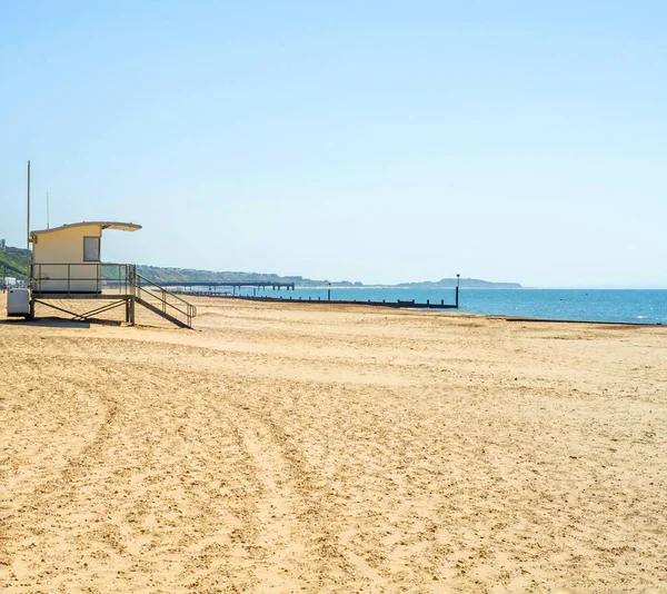 Cabane de sauvetage blanche sur une plage de sable, détente en toute sécurité au bord de l'océan, un be — Photo