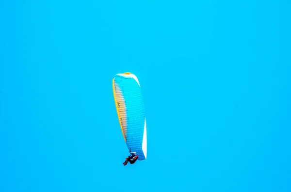 段滑翔机飞行在天空中，自由时间积极，wonderf — 图库照片