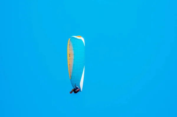 Parapente volant dans le ciel, temps libre passé activement, émerveillement — Photo