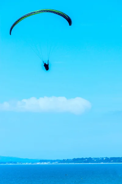 Gleitschirmfliegen am Himmel, aktiv verbrachte Freizeit, — Stockfoto