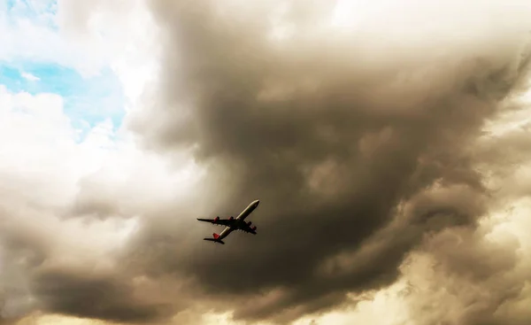 Bulutlar, mavi gökyüzü uçan yolcu uçağı cruise aircr — Stok fotoğraf