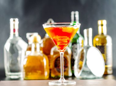 Özgün şekiller şişelerde arka plan üzerinde renkli içki, 