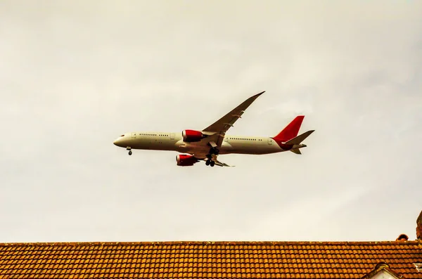 Passagierflugzeug fliegt in den blauen Himmel mit Wolken, Kreuzfahrtflugzeug — Stockfoto