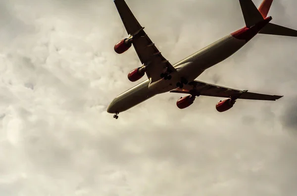 Passenger plane flying in the blue sky with clouds, cruise aircr — Stock Photo, Image