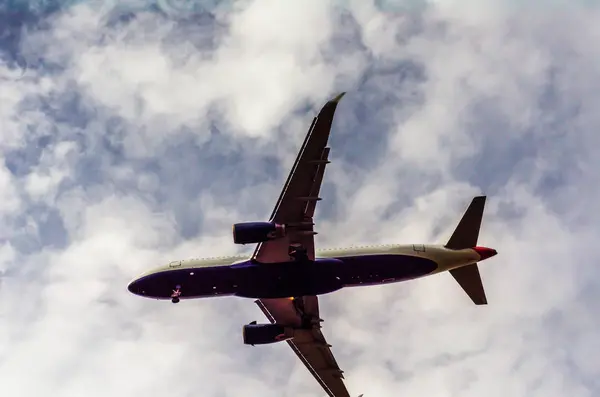Passagierflugzeug fliegt in den blauen Himmel mit Wolken, Kreuzfahrtflugzeug — Stockfoto