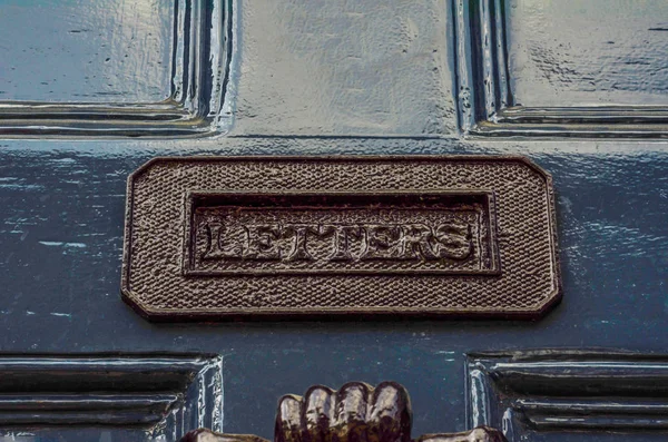 Buzón viejo en la puerta, forma tradicional de entregar cartas —  Fotos de Stock