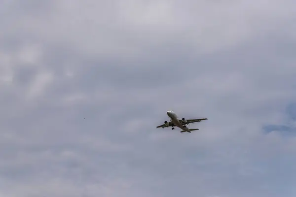 Avion de passagers volant dans le ciel bleu avec nuages, croisière aircr — Photo