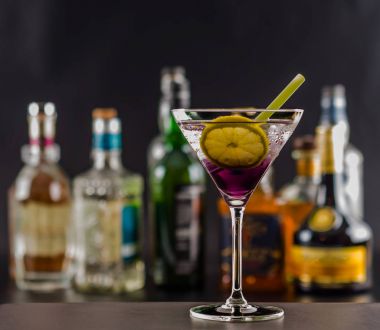 Özgün şekiller şişelerde arka plan üzerinde renkli içki, 