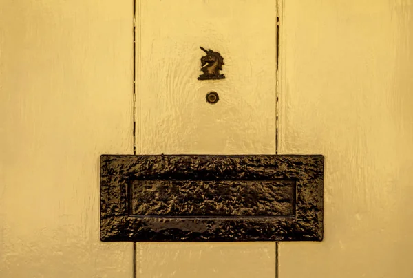 Παλιά letterbox στην πόρτα, παραδοσιακό τρόπο παροχής γράμματα — Φωτογραφία Αρχείου