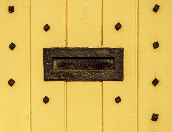 Cutia poștală veche în ușă, modul tradițional de a livra scrisori — Fotografie, imagine de stoc