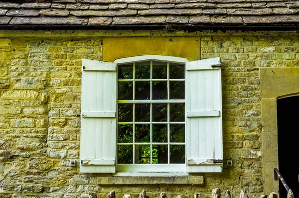 Vieille fenêtre en bois dans un bâtiment historique, pierre caractéristique f — Photo