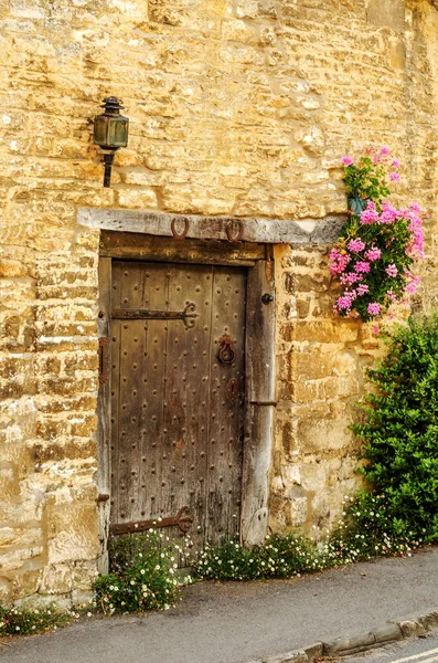 Entrée élégante à un immeuble résidentiel, une façade intéressante — Photo