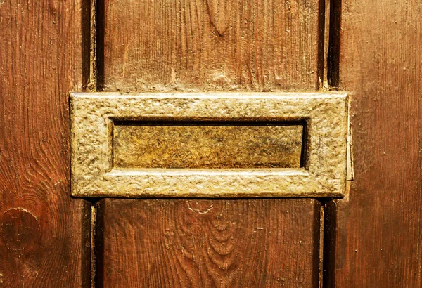 Gammel brevkasse i døra, tradisjonell måte å levere brev på – stockfoto