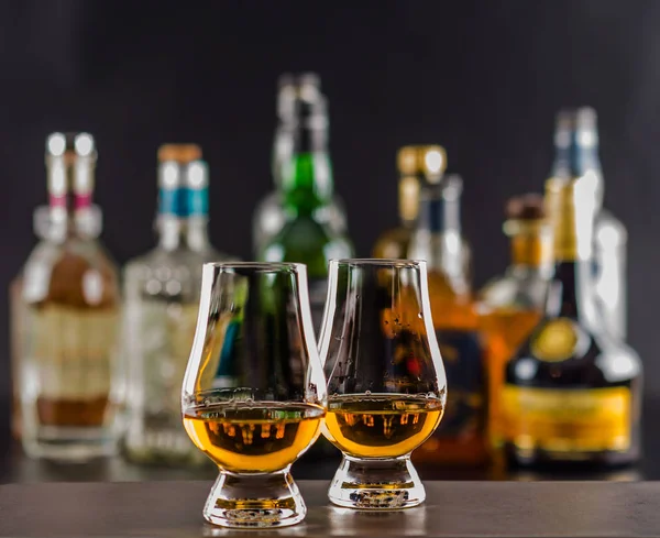 Özgün şekiller şişelerde arka plan üzerinde renkli içki, 