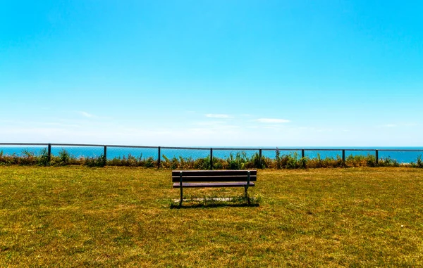 Prázdný stůl na kopci na bujné vegetace ocean shore, zelená, — Stock fotografie