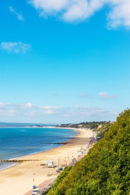 Sandy beach ve mavi okyanus, güzel bir güneşli gün, dinlenme yer